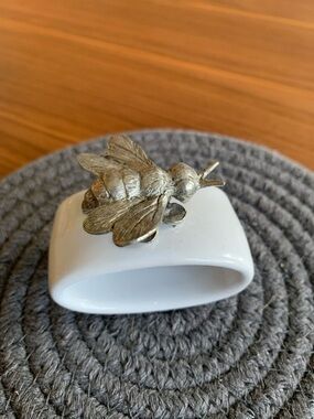 Vagabond House Arche of Bees napkin ring